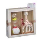 sophie-la-girafe-%cf%83%ce%b5%cf%84-%ce%b4%cf%8e%cf%81%ce%bf%cf%85-sophiesticated-%ce%bc%ce%b5-%cf%84%ce%b7%ce%bd-%cf%83%cf%8c%cf%86%ce%b9-%ce%ba%ce%b1%ce%b9-%ce%ba%ce%bf%cf%85%ce%b4%ce%bf%cf%85