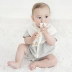 sophie-la-girafe-%cf%83%cf%8c%cf%86%ce%b9-%ce%b7-%ce%ba%ce%b1%ce%bc%ce%b7%ce%bb%ce%bf%cf%80%ce%ac%cf%81%ce%b4%ce%b1%ce%bb%ce%b7-0m-gift-box-mamaspharmacy-6